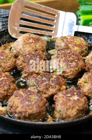 Le polpette vengono fritte in una padella. Foto Stock