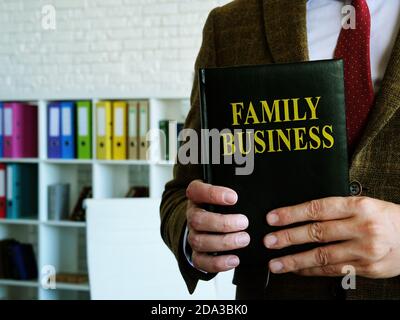 Il libro di affari della famiglia è nelle mani di un consulente finanziario. Foto Stock