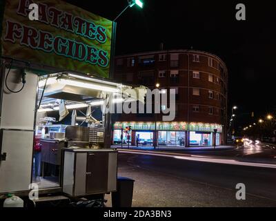 Chiosco tipico che vende churros spagnoli Foto Stock