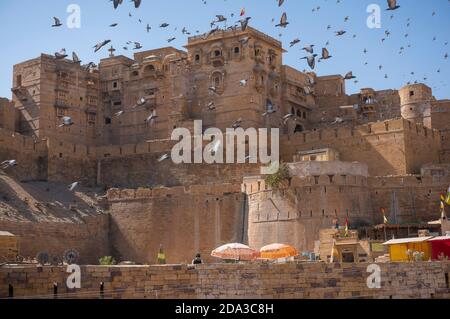 Jaisalmer Fort è situato nella città di Jaisalmer, nello stato indiano di Rajasthan. Si ritiene che sia uno dei pochissimi "forti viventi" nel Foto Stock