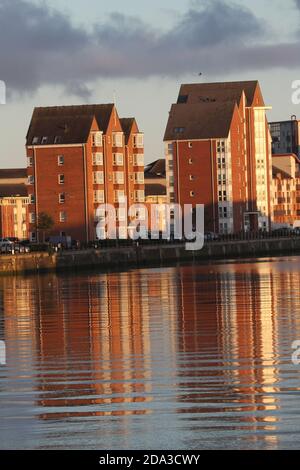 Ayr, Ayrshire, Scozia, Regno Unito. Moderni appartamenti privati sul fiume Ayr, Ayr Harbour, gli appartamenti si riflettono nell'acqua. Foto Stock