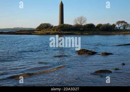 Il monumento 'Pencil' che commemora la Battaglia di Largs, che si trova a poco più di 1.6 km a sud del centro di Largs. Foto Stock