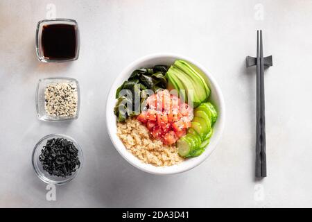 ciotola di pesce salmone con avocado, cetriolo, quinoa, alghe wakame. Ciotola di Buddha Foto Stock