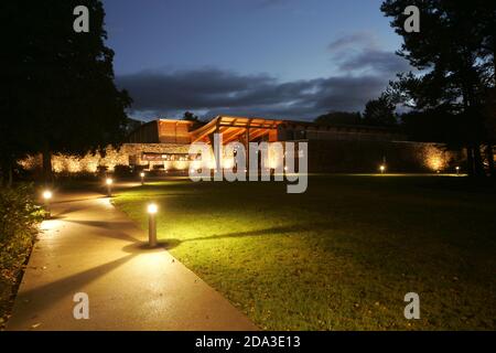 Alloway, Ayrshire, Scozia, Regno Unito, il Robert Burns Birthplace Museum. Noto anche come RBBM. Visto di notte, quando il locale era chiuso e gli altipiani illuminano l'edificio. E gestito dal National Trust for Scotland Foto Stock