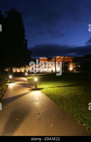 Alloway, Ayrshire, Scozia, Regno Unito, il Robert Burns Birthplace Museum. Noto anche come RBBM. Visto di notte, quando il locale era chiuso e gli altipiani illuminano l'edificio. E gestito dal National Trust for Scotland Foto Stock