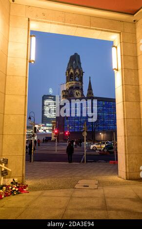 Berlino, GERMANIA, Vista generale. Kaiser Wilhelm Memorial Church (in tedesco): Kaiser-Wilhelm-GedŠchtniskirche GedŠchtniskirche, è situato sulla KurfŸrstendamm sulla Breitscheidplatz. La zona dei giardini zoologici di Berlino (tedesco) Zoologischer Garten Berlin © Pete Spurrier, Foto Stock