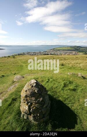 Haylie Brae, Largs, Ayrshire, Scozia, Regno Unito. Haylie Brae è forse il più suggestivo dei numerosi punti panoramici in cima alla collina intorno alla città balneare di Largs, che vanta una splendida vista sulla città e sulle numerose isole e penisole che punteggiano il Firth of Clyde. Le isole di Great Cumbrae, Little Cumbrae, Arran, Bute e Ailsa Craig lo rendono il panorama, per non parlare di parti di Kintyre e Cowal sulla terraferma Argyll