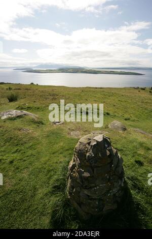 Haylie Brae, Largs, Ayrshire, Scozia, Regno Unito. Haylie Brae è forse il più suggestivo dei numerosi punti panoramici in cima alla collina intorno alla città balneare di Largs, che vanta una splendida vista sulla città e sulle numerose isole e penisole che punteggiano il Firth of Clyde. Le isole di Great Cumbrae, Little Cumbrae, Arran, Bute e Ailsa Craig lo rendono il panorama, per non parlare di parti di Kintyre e Cowal sulla terraferma Argyll Foto Stock