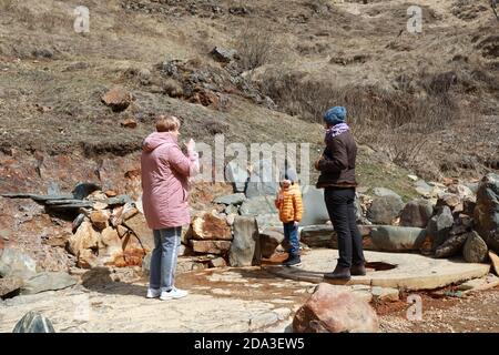 Persone che bevono acqua minerale nella valle di Narzan, Kabardino-Balkaria, Russia Foto Stock