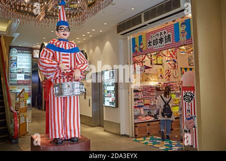 Osaka, Giappone, aprile 2018. La mascotte della città, il Kuidaore Taro, a Dotombori, il clown felice. Foto Stock