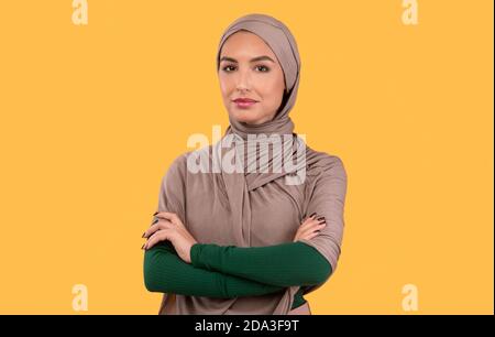 Donna musulmana moderna di successo in Hijab che posa in piedi in studio Foto Stock
