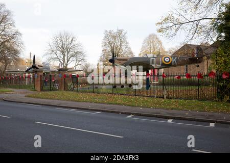 Biggin Hill, Regno Unito, 9 novembre 2020, dopo il servizio di memoria a Biggin Hill presso la cappella RAF di St George sono state poste delle corone accanto ai Guardiani del cancello, che sono Spitfire e Hurricane Planes.Credit: Keith Larby/Alamy Live News Foto Stock