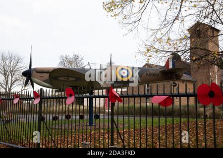 Biggin Hill, Regno Unito, 9 novembre 2020, dopo il servizio di memoria a Biggin Hill presso la cappella RAF di St George sono state poste delle corone accanto ai Guardiani del cancello, che sono Spitfire e Hurricane Planes.Credit: Keith Larby/Alamy Live News Foto Stock