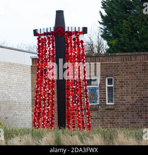 Biggin Hill, Regno Unito, 9 novembre 2020, dopo il servizio di memoria a Biggin Hill presso la cappella RAF di St George sono state poste delle corone accanto ai Guardiani del cancello, che sono Spitfire e Hurricane Planes.Credit: Keith Larby/Alamy Live News Foto Stock