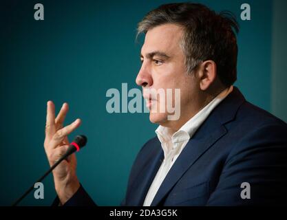 KIEV, UCRAINA - 23 giu 2015: Presidente dell'Amministrazione Regionale dello Stato di Odessa Mikhail Saakashvili durante un incontro con i giornalisti. Briefing nell'amministrazione presidenziale dell'Ucraina. Foto Stock