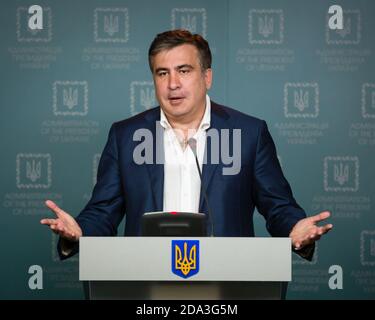 KIEV, UCRAINA - 23 giu 2015: Presidente dell'Amministrazione Regionale dello Stato di Odessa Mikhail Saakashvili durante un incontro con i giornalisti. Briefing nell'amministrazione presidenziale dell'Ucraina. Foto Stock