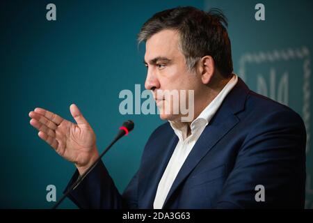 KIEV, UCRAINA - 23 giu 2015: Presidente dell'Amministrazione Regionale dello Stato di Odessa Mikhail Saakashvili durante un incontro con i giornalisti. Briefing nell'amministrazione presidenziale dell'Ucraina. Foto Stock