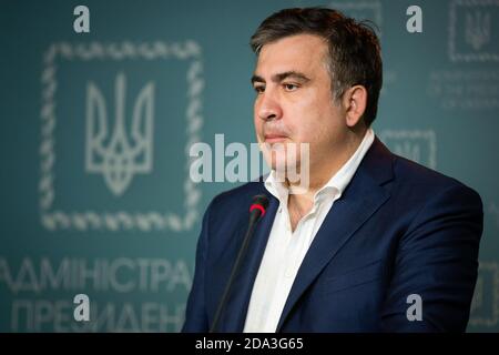 KIEV, UCRAINA - 23 giu 2015: Presidente dell'Amministrazione Regionale dello Stato di Odessa Mikhail Saakashvili durante un incontro con i giornalisti. Briefing nell'amministrazione presidenziale dell'Ucraina. Foto Stock