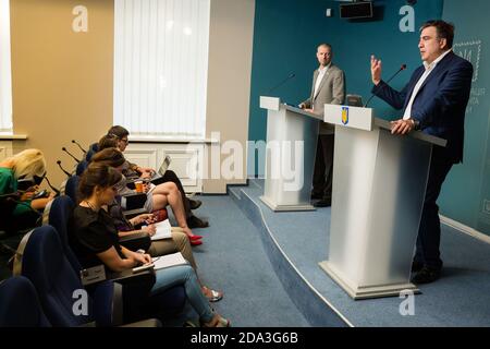 KIEV, UCRAINA - 23 giu 2015: Presidente dell'Amministrazione Regionale dello Stato di Odessa Mikhail Saakashvili durante un incontro con i giornalisti. Briefing nell'amministrazione presidenziale dell'Ucraina. Foto Stock