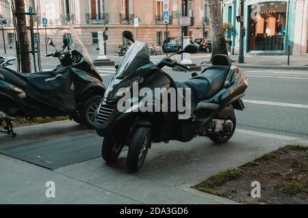 PARIGI, FRANCIA - 02 novembre 2020: Bellissimo scatto di una moto in Francia periferia, Parigi. Foto Stock