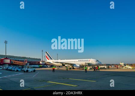 11/08/2020, Berlino, l'ultimo aeromobile, un Airbus A320-214 di Air France, parte dall'aeroporto di Berlino-Tegel 'otto Lilienthal' con il volo AF1235 (codice IATA: TXL, codice ICAO: EDDT). L'aereo è detto Arrivederci sul grembiule prima che decolli per Parigi. Nel bel tempo autunnale, una passeggiata in macaw fino alla fine all'aeroporto di Tegel. | utilizzo in tutto il mondo Foto Stock