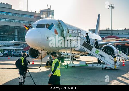 11/08/2020, Berlino, l'ultimo aeromobile, un Airbus A320-214 di Air France, parte dall'aeroporto di Berlino-Tegel 'otto Lilienthal' con il volo AF1235 (codice IATA: TXL, codice ICAO: EDDT). L'aereo è detto Arrivederci sul grembiule prima che decolli per Parigi. Nel bel tempo autunnale, una passeggiata in macaw fino alla fine all'aeroporto di Tegel. | utilizzo in tutto il mondo Foto Stock