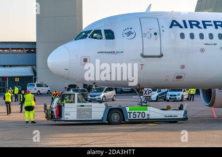 11/08/2020, Berlino, l'ultimo aeromobile, un Airbus A320-214 di Air France, parte dall'aeroporto di Berlino-Tegel 'otto Lilienthal' con il volo AF1235 (codice IATA: TXL, codice ICAO: EDDT). L'aereo è detto Arrivederci sul grembiule prima che decolli per Parigi. Nel bel tempo autunnale, una passeggiata in macaw fino alla fine all'aeroporto di Tegel. | utilizzo in tutto il mondo Foto Stock