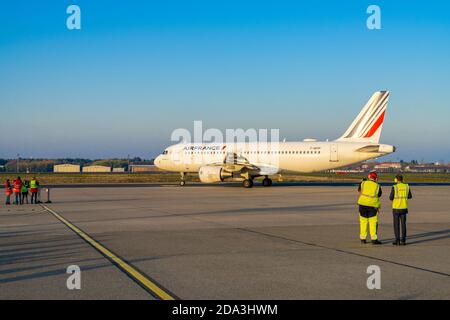 11/08/2020, Berlino, l'ultimo aeromobile, un Airbus A320-214 di Air France, parte dall'aeroporto di Berlino-Tegel 'otto Lilienthal' con il volo AF1235 (codice IATA: TXL, codice ICAO: EDDT). L'aereo è detto Arrivederci sul grembiule prima che decolli per Parigi. Nel bel tempo autunnale, una passeggiata in macaw fino alla fine all'aeroporto di Tegel. | utilizzo in tutto il mondo Foto Stock