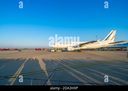 11/08/2020, Berlino, l'ultimo aeromobile, un Airbus A320-214 di Air France, parte dall'aeroporto di Berlino-Tegel 'otto Lilienthal' con il volo AF1235 (codice IATA: TXL, codice ICAO: EDDT). L'aereo è detto Arrivederci sul grembiule prima che decolli per Parigi. Nel bel tempo autunnale, una passeggiata in macaw fino alla fine all'aeroporto di Tegel. | utilizzo in tutto il mondo Foto Stock