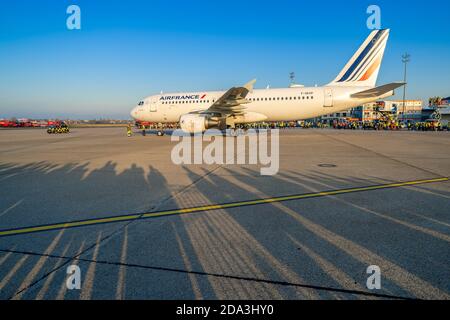 11/08/2020, Berlino, l'ultimo aeromobile, un Airbus A320-214 di Air France, parte dall'aeroporto di Berlino-Tegel 'otto Lilienthal' con il volo AF1235 (codice IATA: TXL, codice ICAO: EDDT). L'aereo è detto Arrivederci sul grembiule prima che decolli per Parigi. Nel bel tempo autunnale, una passeggiata in macaw fino alla fine all'aeroporto di Tegel. | utilizzo in tutto il mondo Foto Stock