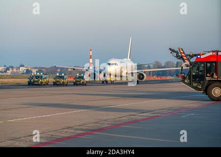 11/08/2020, Berlino, l'ultimo aeromobile, un Airbus A320-214 di Air France, parte dall'aeroporto di Berlino-Tegel 'otto Lilienthal' con il volo AF1235 (codice IATA: TXL, codice ICAO: EDDT). L'aereo è detto Arrivederci sul grembiule prima che decolli per Parigi. Nel bel tempo autunnale, una passeggiata in macaw fino alla fine all'aeroporto di Tegel. | utilizzo in tutto il mondo Foto Stock