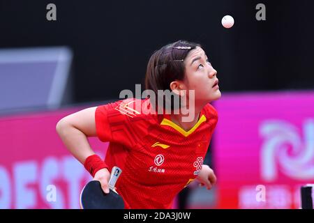 Weihai, provincia cinese di Shandong. 9 Nov 2020. Chen Meng della Cina serve a Lily Zhang degli Stati Uniti durante la loro quarti di finale femminile di singles alla coppa del mondo femminile 2020 dell'ITTF a Weihai, nella provincia di Shandong della Cina orientale, il 9 novembre 2020. Credit: Zhu Zheng/Xinhua/Alamy Live News Foto Stock