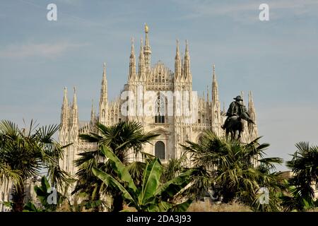 Magnifica Cattedrale di Milano con palme di fronte su un giorno di primavera Foto Stock