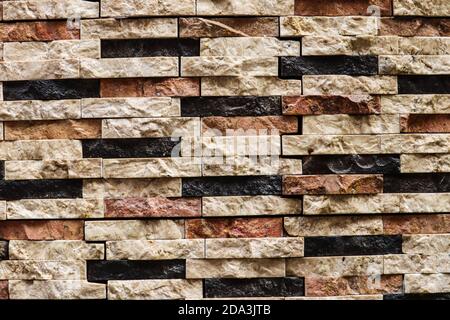 Muro di pietra di pietre naturali. Sfondo texture Brickwall.  Impiallacciature di pietra, parete di rivestimento in lastre impilate di  rocce naturali Foto stock - Alamy