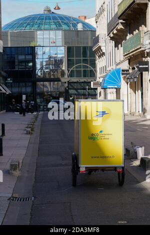 Bordeaux , Aquitaine / Francia - 11 01 2020 : il logo e la firma della posta l'ufficio postale in Francia utilizza i veicoli elettrici scooter per consegnare pacchi e ma Foto Stock