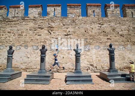 Busti di eroi transnistriani si trovano all'esterno della fortezza ottomana del XVI secolo a Bender, in Moldavia, nella Repubblica moldava pridnestroviana (Transnistria). Foto Stock