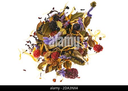 Tè nero con bacche di Rowan, ribes rosso, mora, calendula, foglia di bacca Foto Stock