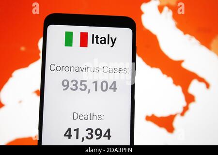 In questa illustrazione fotografica, le statistiche del coronavirus di Covid-19 diffuso in Italia sono visualizzate su uno smartphone con uno sfondo di una mappa che mostra la diffusione globale del coronavirus di Covid-19 su uno schermo informatico.i casi globali di Covid-19 passano 50 milioni e 10 milioni negli Stati Uniti, secondo internet tracker online del coronavirus diffusione. Foto Stock