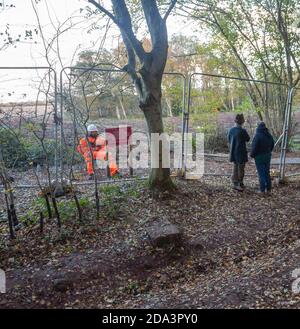 HS2 cantiere Crackley Woods, Kenilworth, Warwickshire, Inghilterra, Regno Unito, novembre 2020 - guardia di sicurezza e recinzione Foto Stock