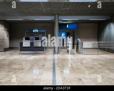 Zurigo, Svizzera - 13 Ott 2020: Deserta porta d'imbarco dell'aeroporto di Zurigo Kloten in occasione della pandemia mondiale del Covid. Foto Stock