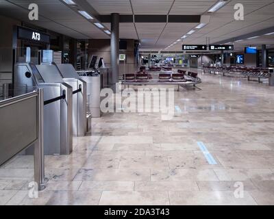 Zurigo, Svizzera - 13 Ott 2020: Deserta porta d'imbarco dell'aeroporto di Zurigo Kloten in occasione della pandemia mondiale del Covid. Foto Stock