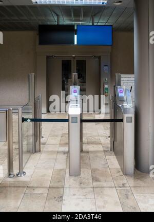 Zurigo, Svizzera - 13 Ott 2020: Deserta porta d'imbarco dell'aeroporto di Zurigo Kloten in occasione della pandemia mondiale del Covid. Foto Stock