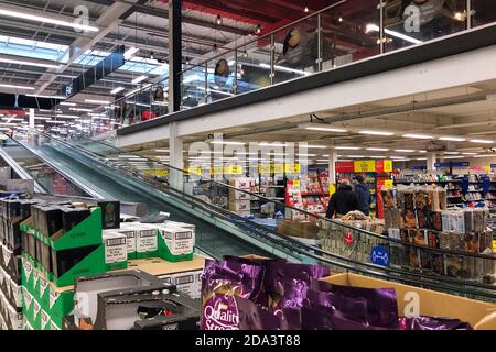Il travelatore di un supermercato Tesco a Cambridge è bloccato per chiudere il reparto di abbigliamento e merce generale, all'inizio della prima settimana intera del blocco nazionale di quattro settimane in Inghilterra. Foto Stock