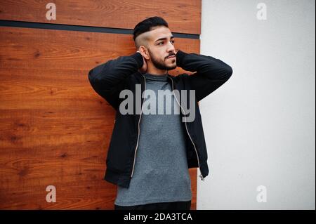 Ritratto di elegante barba araba uomo indossare tleneck grigio e jaket nero. Ragazzo modello arabo. Foto Stock