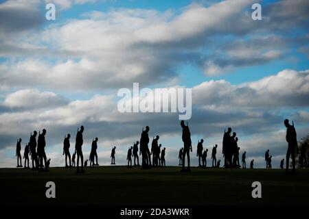 In piedi con l'installazione di Giants Art al Blenheim Palace Foto Stock