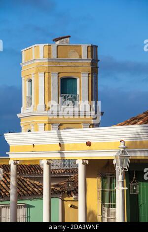 Cuba, Trinidad, Plaza Mayor, Vista verso la torre presso il Museo storico Foto Stock