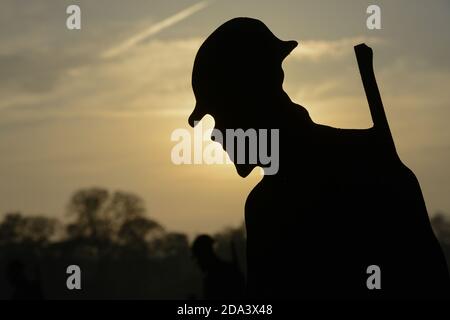 In piedi con l'installazione di Giants Art al Blenheim Palace Foto Stock