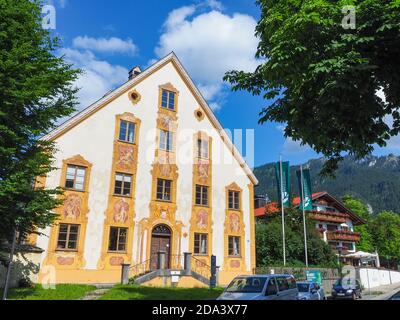 Architettura tradizionale bavarese. Vista di una strada con esempio di Lüftlmalerei che decorano case nella piccola città di Oberammergau, nelle Alpi bavaresi. Foto Stock