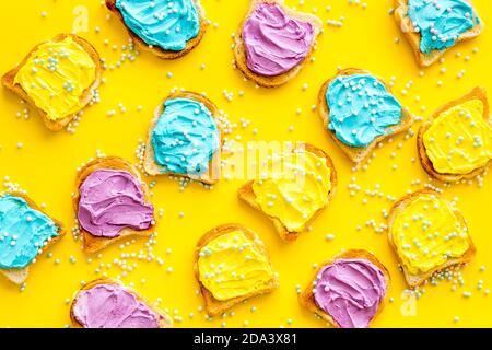 Divertente pane tostato con formaggio colorato spalmato. Vista dall'alto Foto Stock