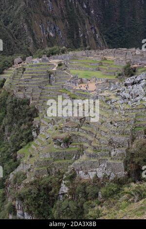 Una vista aerea della sezione posteriore di Machu Picchu, tra cui terrazze agricole, cava di roccia, il tempio principale e Intihuatana Foto Stock